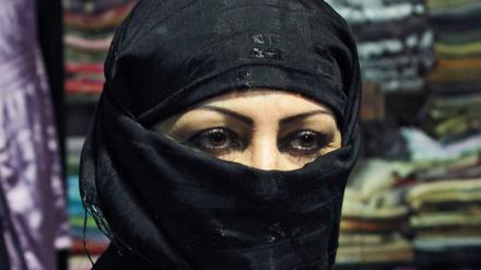 Eine Frau mit Nikab im syrischen Damaskus. Immerhin, man kann ihr in die Augen gucken. Bei der Burka wird das schwierig.