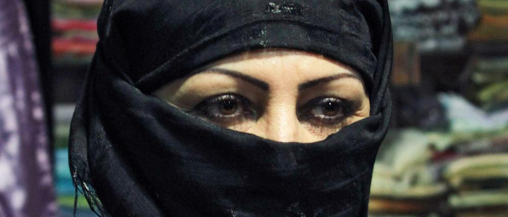 Eine Frau mit Nikab im syrischen Damaskus. Immerhin, man kann ihr in die Augen gucken. Bei der Burka wird das schwierig.