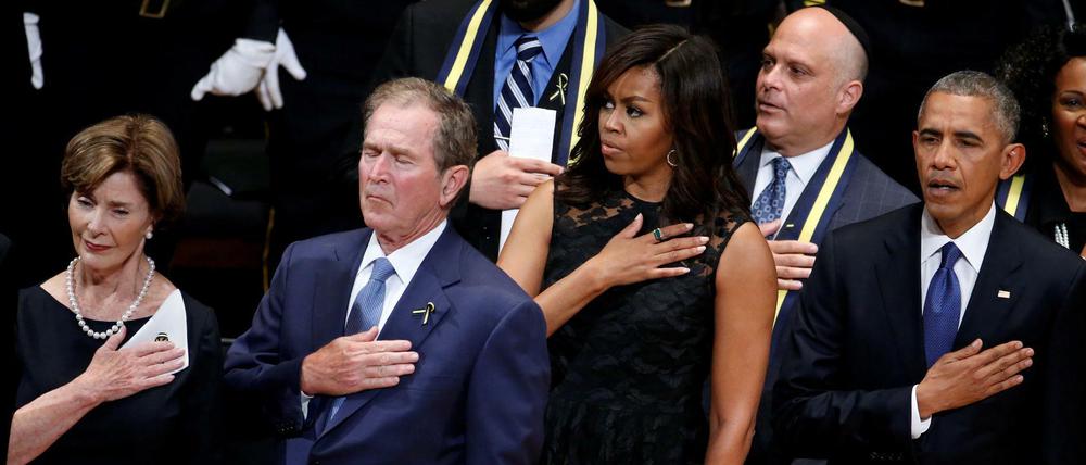 Gedenken: Die frühere First Laura Bush, Ex-Präsident George W. Bush, First Lady Michelle Obama und US-Präsident Barack Obama (v.l.)