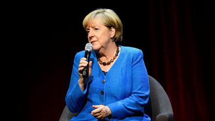 Die ehemalige Bundeskanzlerin Angela Merkel spricht mit Autor Alexander Osang (nicht abgebildet) über die „herausfordernden Themen unserer Zeit“ am Berliner Ensemble, 07. Juni 2022. 
