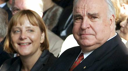 Er stand im Zentrum der CDU-Spendenaffäre vor rund 20 Jahren: Helmut Kohl, hier neben Angela Merkel im Jahr 2000.