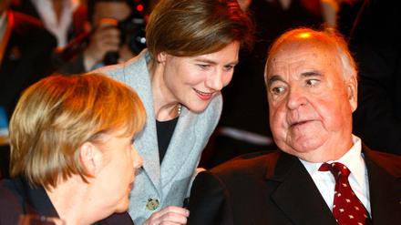 Traute Runde. Angela Merkel mit Maike Kohl-Richter und dem Altkanzler im Jahr 2010.