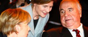 Traute Runde. Angela Merkel mit Maike Kohl-Richter und dem Altkanzler im Jahr 2010.
