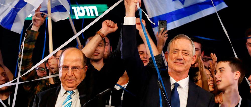Benny Gantz (rechts) und Moshe Yaalon lassen sich von ihren politischen Anhängern feiern.