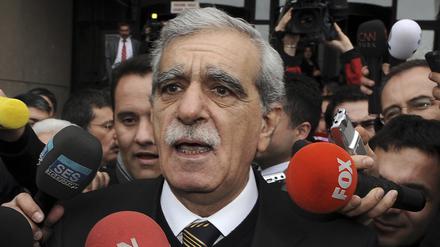 Zu seiner Amtsenthebung als Oberbürgermeister von Mardin bemerkte der Kurdenpolitiker Ahmet Türk: „Die Rechtlosigkeit und die Ungerechtigkeit haben einen neuen Höchststand erreicht.“ 