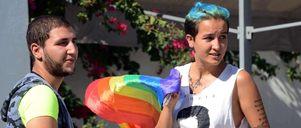 Auch in Tunesien wird Homosexualität verfolgt. Die tunesischen Aktivisten Amina Sboui (r.) und Ahmed Ben Amor engagieren sich gegen die Kriminalisierung sexueller Minderheiten.