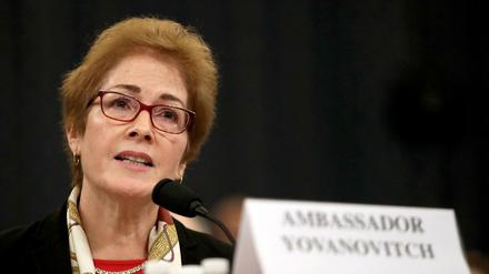 Die ehemalige US-Botschafterin in der Ukraine Marie Yovanovitch spricht bei der öffentlichen Anhörung in Washington. 