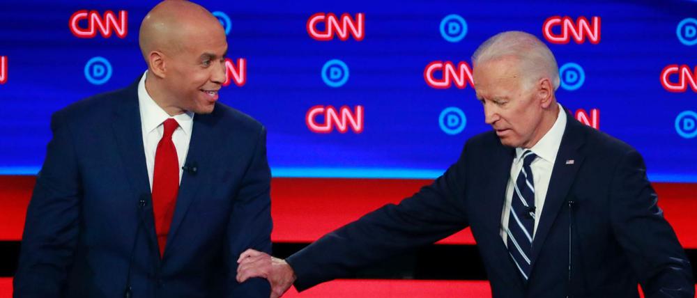 Auf Abstand: Ex-Vizepräsident Joe Biden (rechts) und Senator Cory Booker bei der TV-Debatte in Detroit.
