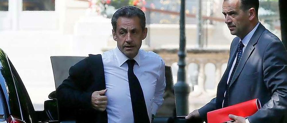 Frankreichs früherer Präsident Nicolas Sarkozy (links) ist in Polizeigewahrsam genommen worden.