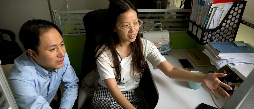 Der Wissenschaftler He Jiankui (l.) und Zhou Xiaoqin arbeiten an einem Computer in einem Labor in Shenzhen. He behauptet, er habe geholfen, die ersten genetisch veränderten Babys der Welt zu zeugen. 