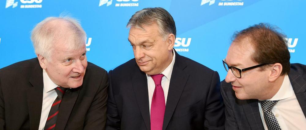 Viktor Orban, Ministerpräsident von Ungarn, eingerahmt von Horst Seehofer und Alexander Dobrindt.
