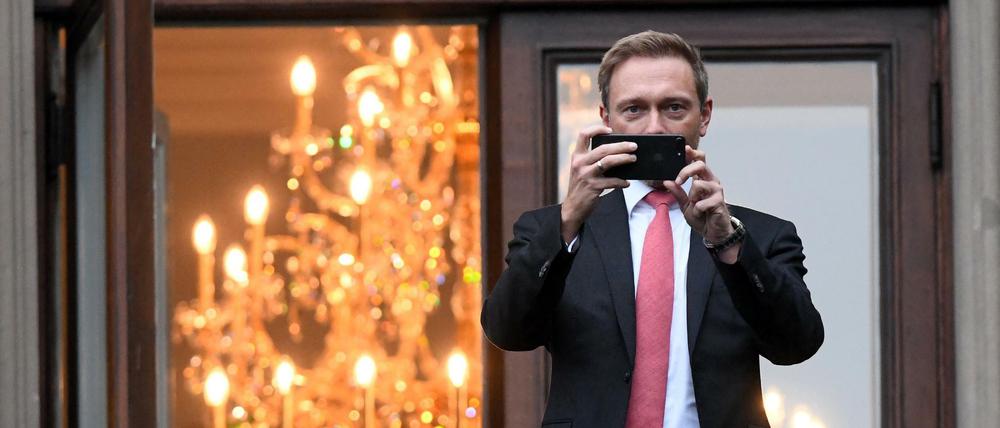 Was hat er im Blick? FDP-Chef Christian Lindner macht vom Sondierungsbalkon aus ein Handyfoto. 