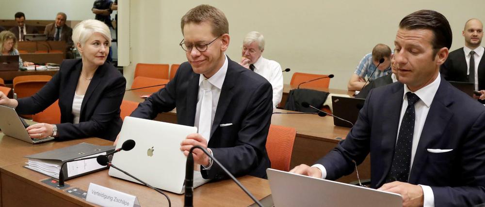 Die ursprünglichen Pflichtverteidiger Zschäpes, Wolfgang Stahl, Wolfgang Heer und Anja Sturm sitzen bei der Fortsetzung des NSU-Prozesses im Gerichtssaal. 