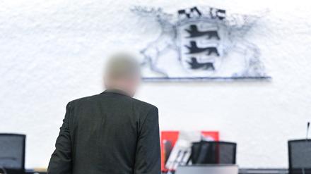 Der Angeklagte in einem Prozess um sexuelle Nötigung betritt den Gerichtssaal. Der inzwischen vom Dienst freigestellte Inspekteur der Polizei soll im November 2021 in Stuttgart eine Polizeibeamtin sexuell belästigt haben. 