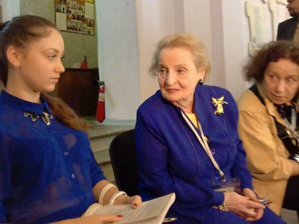 Die ehemalige amerikanische Außenministerin Madelaine Albright führt eine Wahlbeobachterdelegation des Nationalen Instituts für Demokratie an. Am Sonntagmorgen schaute sie sich ein Wahllokal in einer Schule in Kiew an. 