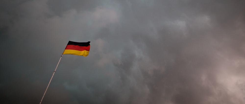 Neigen die Deutschen besonders zu Untergangsszenarien? Dunkle Wolken über der Nationalflagge