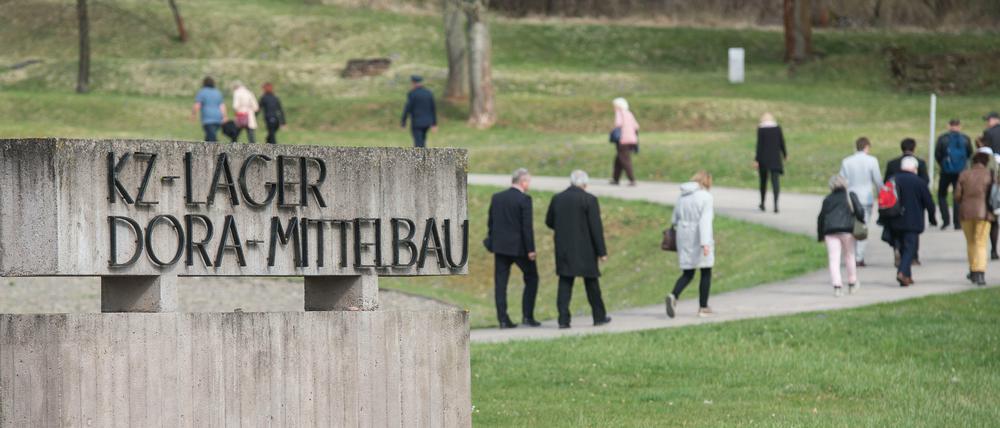 Besucher auf dem Gelände des ehemaligen NS-Konzentrationslagers Mittelbau-Dora