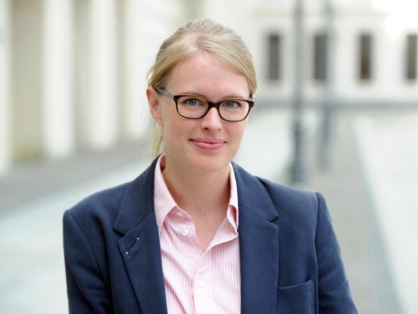 Nora Markard ist Juniorprofessorin für Öffentliches und Völkerrecht in Hamburg. Eins ihrer Fachgebiete sind Geschlechterstudien, zusammen mit der Richterin am Bundesverfassungsgericht, Susanne Baer, veröffentlichte sie auch zum Kopftuchstreit.