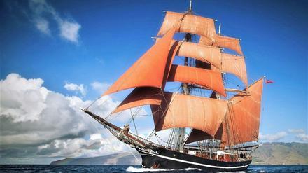 Die baugleiche "Eye of the Wind" ist als zweimastiges Segelschiff für Touristen unterwegs.