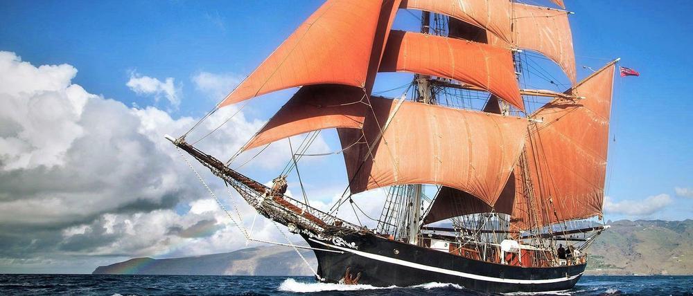 Die baugleiche "Eye of the Wind" ist als zweimastiges Segelschiff für Touristen unterwegs.