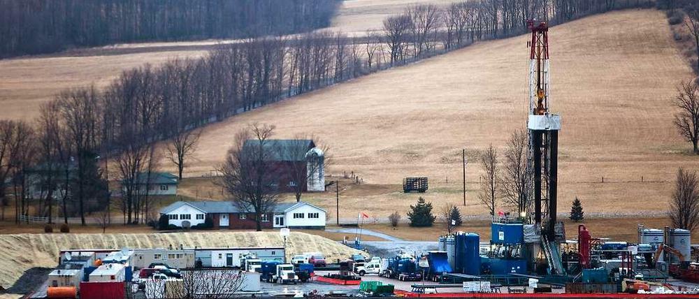Eine Ölförderungsplattform in einem Tal bei Troy in Pennsylvania (USA).