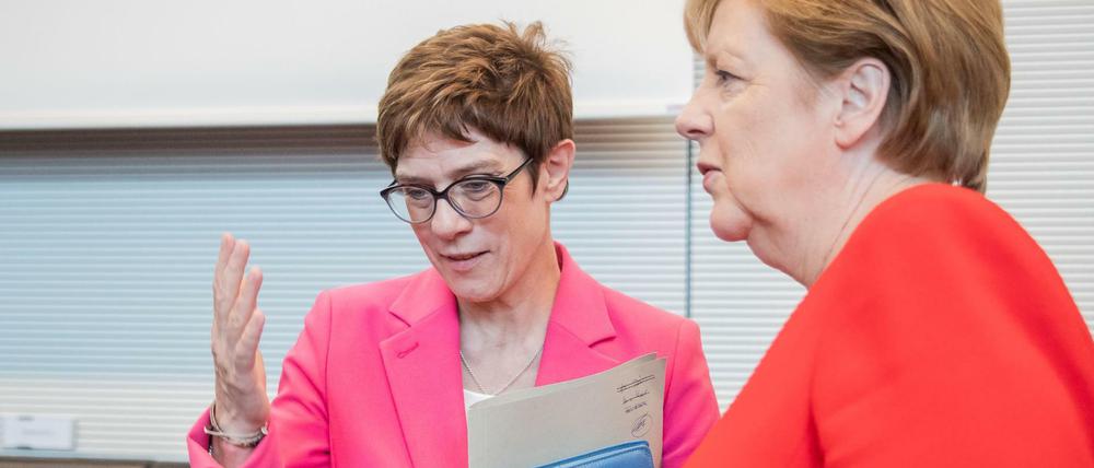 Annegret Kramp-Karrenbauer (l), Bundesvorsitzende der CDU, und Angela Merkel, Bundeskanzlerin
