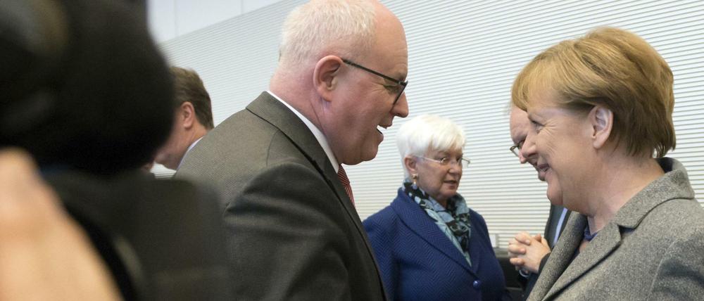 Bundeskanzlerin Angela Merkel und Fraktionschef Volker Kauder begrüßen sich vor der Fraktionssitzung von CDU/CSU am Dienstag. Im Hintergrund unterhält sich CSU-Landesgruppenchefin Gerda Hasselfeldt.