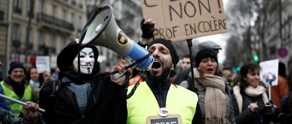 Bei der Demonstration am Samstag in Paris waren auch Vertreter der „Gelbwesten“ dabei.