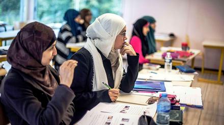 Alltag. An einer Hochschule in Frankreich verfolgen junge Frauen den Arabischunterricht.