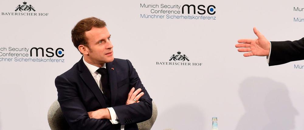 Der französische Präsident Emmanuel Macron hört bei der Sicherheitskonferenz in München der Rede Wolfgang Ischingers zu.