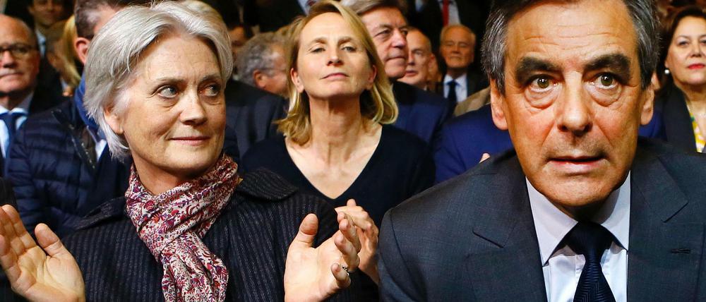 Der als Favorit für die französische Präsidentschaftswahl gehandelte Konservative François Fillon mit seiner Frau Penelope (l). 