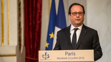 Frankreichs Präsident Hollande bei seiner Erklärung im Elysée-Palast am Freitag.
