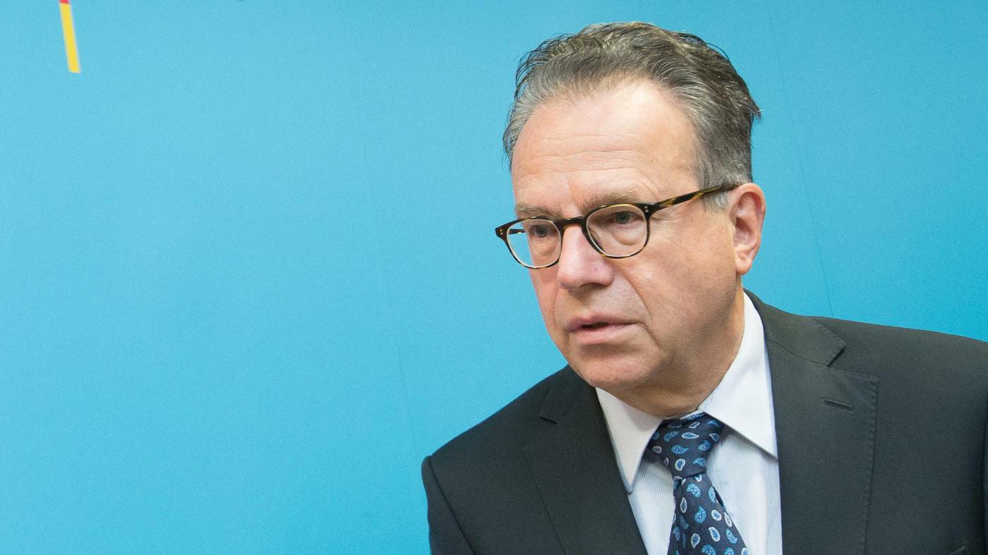 Asylverfahren Frank Jürgen Weise Keine spürbare Entlastung im ersten