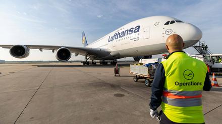 Eine Airbus A380 steht abflugbereit am Frankfurter Flughafen. 