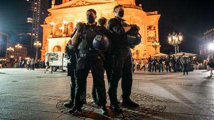 Polizisten stehen kurz nach Mitternacht vor der Alten Oper in Frankfurt/Main.