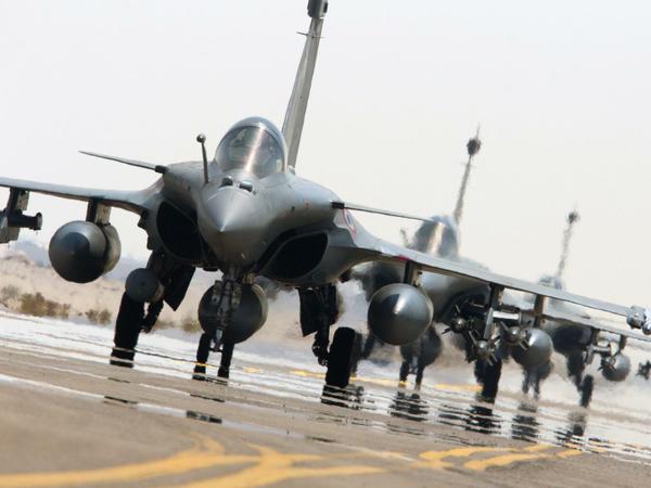 Vom Persischen Golf aus fliegen französische Jets Luftangriffe auf IS-Stellungen in Syrien.