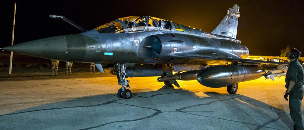 Frankreich flog Sonntagabend einen Luftangriff auf die IS-Hochburg Raqqa in Syrien. Das ist ein Foto, herausgegeben Etablissement de Communication et de Production Audiovisuelle de la Défense