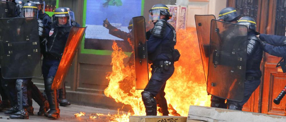 Proteste gegen Arbeitsgesetz in Paris. L 
