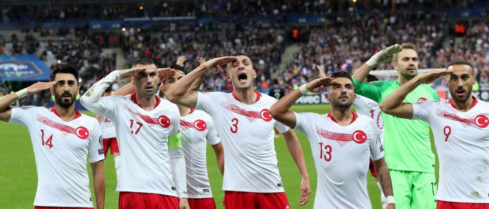 Türkische Spieler salutieren beim Torerfolg in Frankreich.