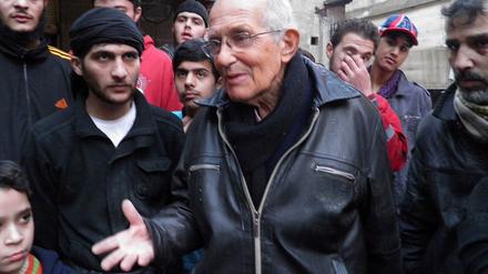 Jesuitenpater van der Lugt spricht zu Menschen in Homs