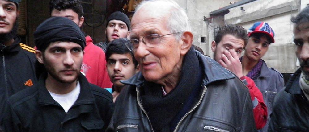 Jesuitenpater van der Lugt spricht zu Menschen in Homs