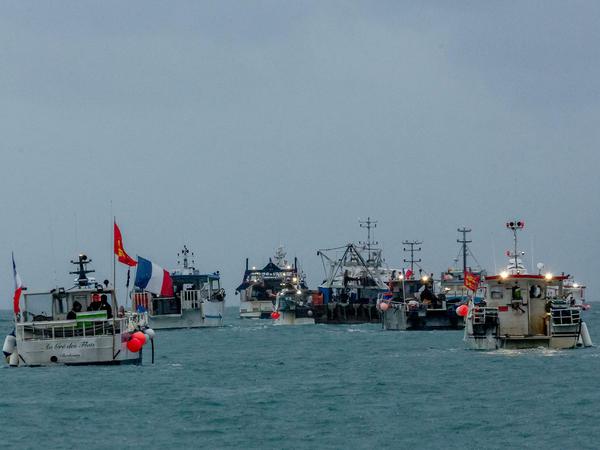 Französische Fischerboote blockieren den Hafen von Jersey.