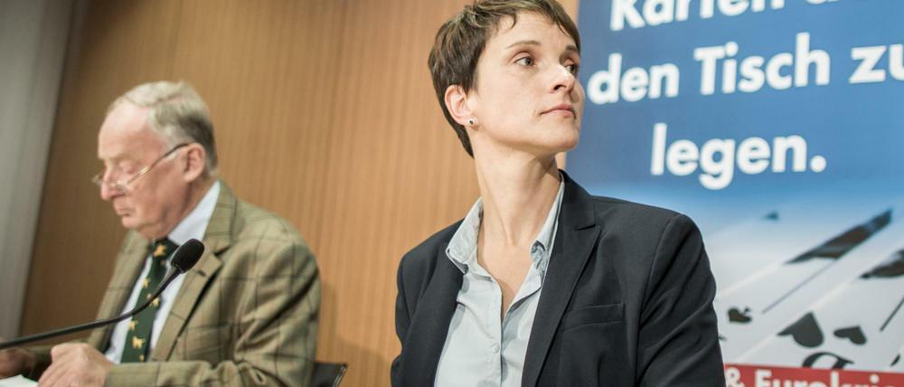 Frauke Petry, Bundesvorsitzende der AfD, und der stellvertretenden Parteivorsitzende, Alexander Gauland, stellen auf einer Pressekonferenz in Berlin das Programm der Partei unter dem Slogan "Herbstoffensive 2015- Zeit, die Karten auf den Tisch zu legen" vor. 