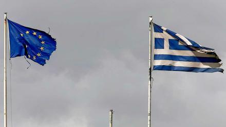 Stürmische Tage für die Euro-Zone. Auf dem Dach des Finanzministeriums in Athen wird Flagge gezeigt.
