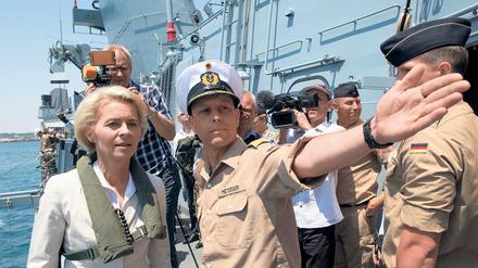 Bundesverteidigungsministerin Ursula von der Leyen (CDU) bei einem Besuch auf einer Fregatte der Bundeswehr.