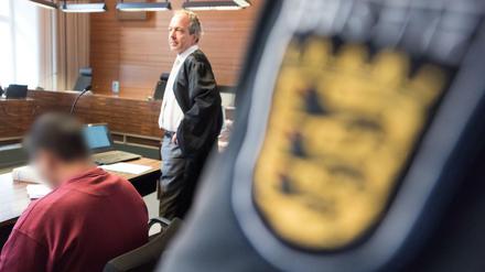 Der Angeklagte Hussein K. sitzt am 12.10.2017 in Freiburg mit Handschellen im Landgericht im Gerichtssaal neben seinem Verteidiger. 
