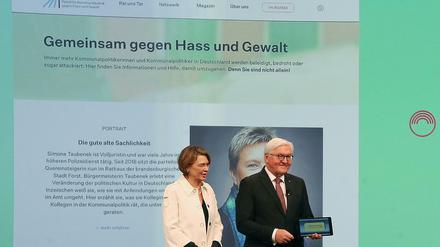 Bundespräsident Frank-Walter Steinmeier schaltet mit seiner Frau Elke Büdenbender das Portal "Stark im Amt" frei. 