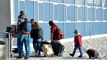 Zwang ist oft kein Mittel: Eine Familie, deren Asylanträge abgelehnt wurden, vor der Rückreise auf dem Flughafen Kassel-Calden