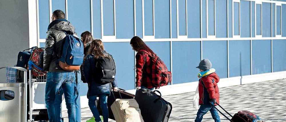 Zwang ist oft kein Mittel: Eine Familie, deren Asylanträge abgelehnt wurden, vor der Rückreise auf dem Flughafen Kassel-Calden