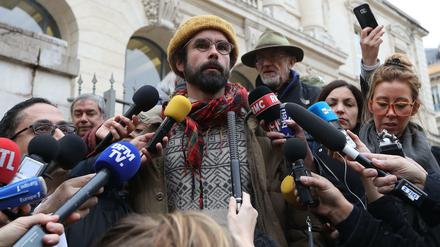 Der Landwirt Cédric Herrou gibt nach dem Urteil vor Journalisten in Nizza eine Erklärung ab.